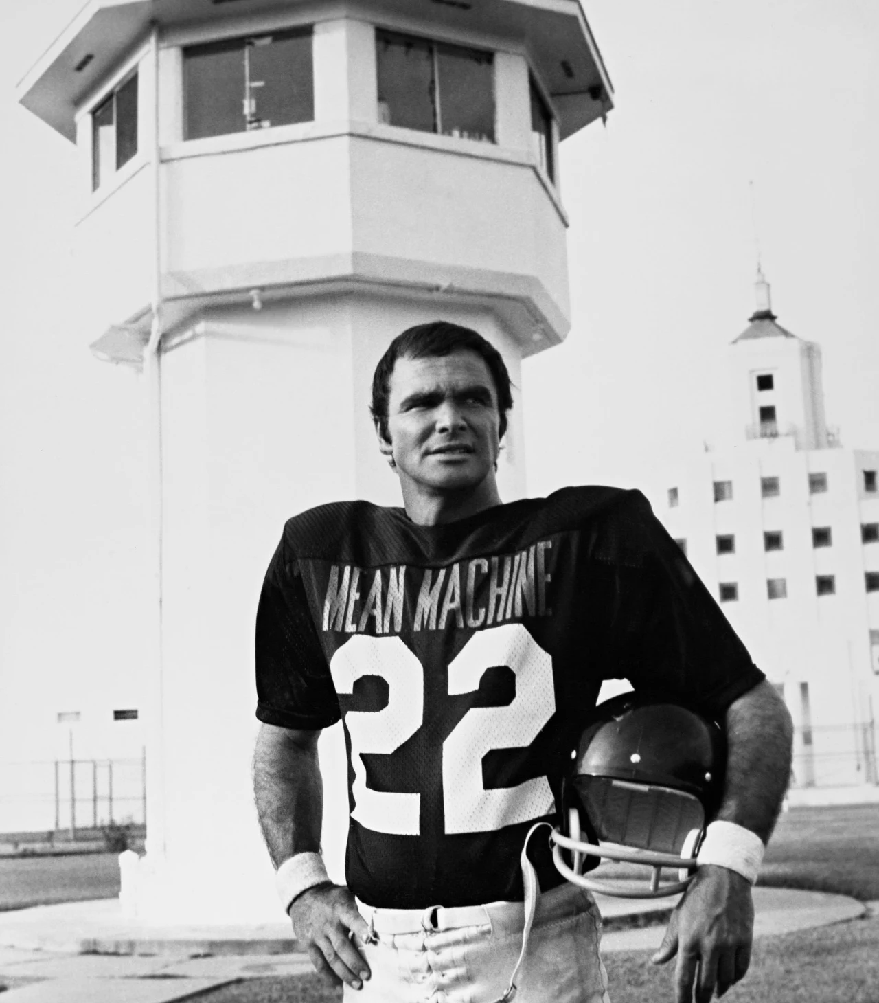 W 1974 roku Reynolds wystąpił w filmie "Najdłuższy jard". W obrazie tym doskonale widać, jaką miłością Reynolds darzy futbol amerykański. Stworzył on przejmującą kreację młodego gracza tej dyscypliny, który trafia do więzienia. Wydaje się, że jego pasja jest stracona. Wszystko do momentu, w którym okazuje się, że władze więzienia postanawiają zorganizować lokalne rozgrywki.