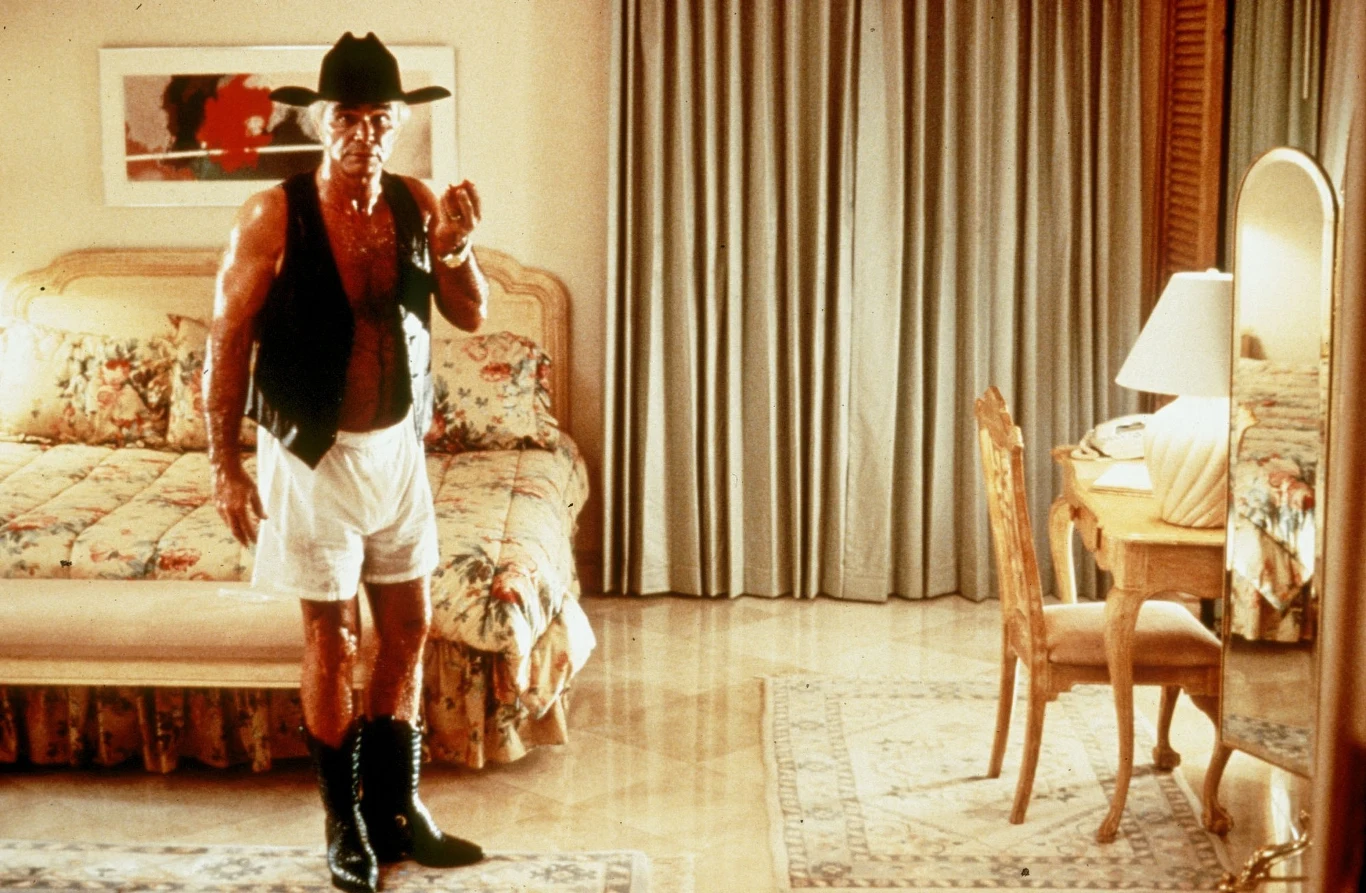 Filmografia Reynoldsa naznaczona jest również mniej udanymi produkcjami. Jedną z nich jest "Striptiz". W 1997 ten obraz stał się "gwiazdą" ceremonii rozdania Złotych Malin. Nieprzychylna reakcja krytyków była sporym zaskoczeniem dla twórców, obsada wyglądała bowiem obiecująco. Na ekranie Burtowi Reynoldsowi partnerowała Demi Moore.