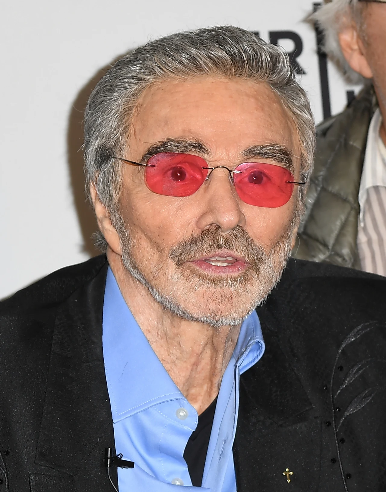 W ostatnich latach Burt Reynolds znalazł się na skraju bankructwa. Gwiazdor przymierzał się do sprzedaży swej willi Valhalli. Pozbywał się również wartościowych przedmiotów. Na aukcji sprzedał m.in. kurtkę z filmu "Mistrz kierownicy ucieka", złoty zegarek od Sally Field czy list, który napisała do niego Katherine Hepburn. Zarobił w ten sposób 2,5 mln dolarów. By podreperować swój budżet, napisał również autobiografię "But enough about me" ("Dość już o mnie").

W maju ogłoszono, że Reynolds zagra w filmie "Once Upon a Time in Hollywood", którego jednym z głównych wątków jest morderstwo żony Romana Polańskiego Sharon Tate przez bandę Mansona. Aktor miał wcielić się w filmie w autentyczną postać, George'a Spahna, niemal ślepego 80-latka, który zarabiał na życie, wypożyczając swoje położone w okolicy Los Angeles ranczo na potrzeby ekip filmowych. Charles Manson przekonał go, by pozwolił jemu i jego fanatycznym zwolennikom zamieszkać w posiadłości. W zamian Manson namawiał oddane mu kobiety, by... uprawiały seks ze Spahnem. To mogła być dla aktora "rola życia"...