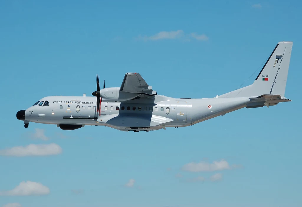 Portugalski samolot patrolowy CASA C-295 Persuader. Samoloty w podobnej konfiguracji planuje zakupić Polska