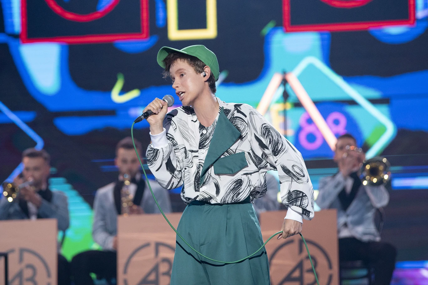 Michalina Sosna wyszła na scenę jako Krzysztof Antkowiak w piosence "Zakazany owoc". - Zaskoczył mnie twój występ bardzo. Dlatego, że nie widziałem dawno takiej kreacji, która by tak daleko odbiegła od artysty, który wychodzi i nam tę kreację prezentuje. Mi się wydaje, że aż to za daleko poszło - mówił ze śmiechem Paweł Królikowski.