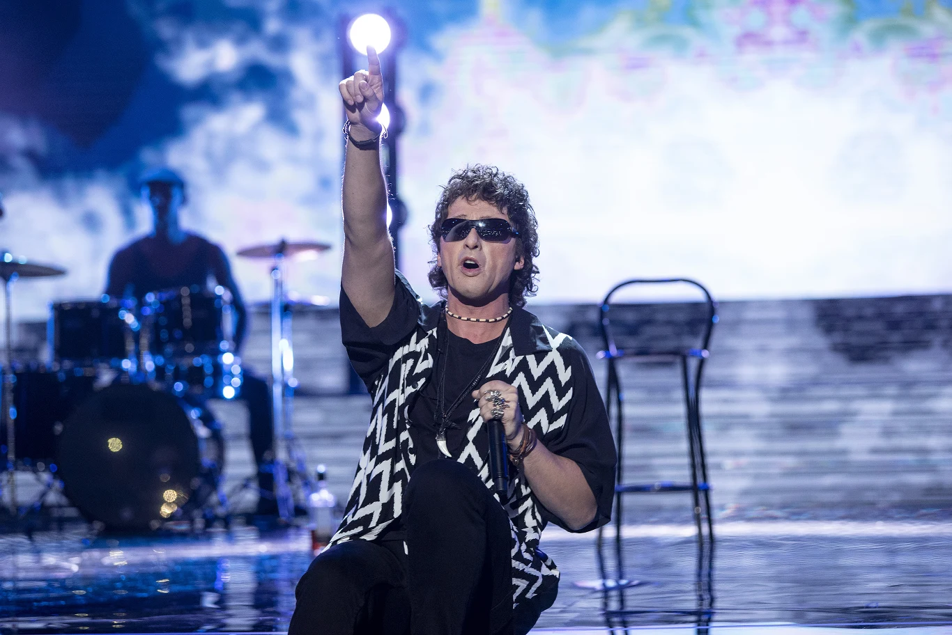 Boogie z zespołu Łobuzy, perkusista, który dla żartu został wokalistą disco polo i zrobił błyskawiczną karierę, wylosował postać Janusza Panasewicza i utwór "Zawsze tam gdzie ty". - Twoje wejście było fantastyczne przede wszystkim od strony aktorskiej. Ty wniosłeś dla mnie sobą tego doświadczonego, może nawet zmęczonego nieco występami na scenie muzyka i to było w tobie, w ciele, aurze, którą wniosłeś i to było super. Wokalnie miałem poczucie, że gdzieś tam szukasz. Natomiast jak już zaśpiewała ci publiczność, jak już przeszedłeś do przodu, jak usiadłeś, stał się klik i nagle wszystko weszło i wokal, i postać - podsumował występ Kacper Kuszewski. 