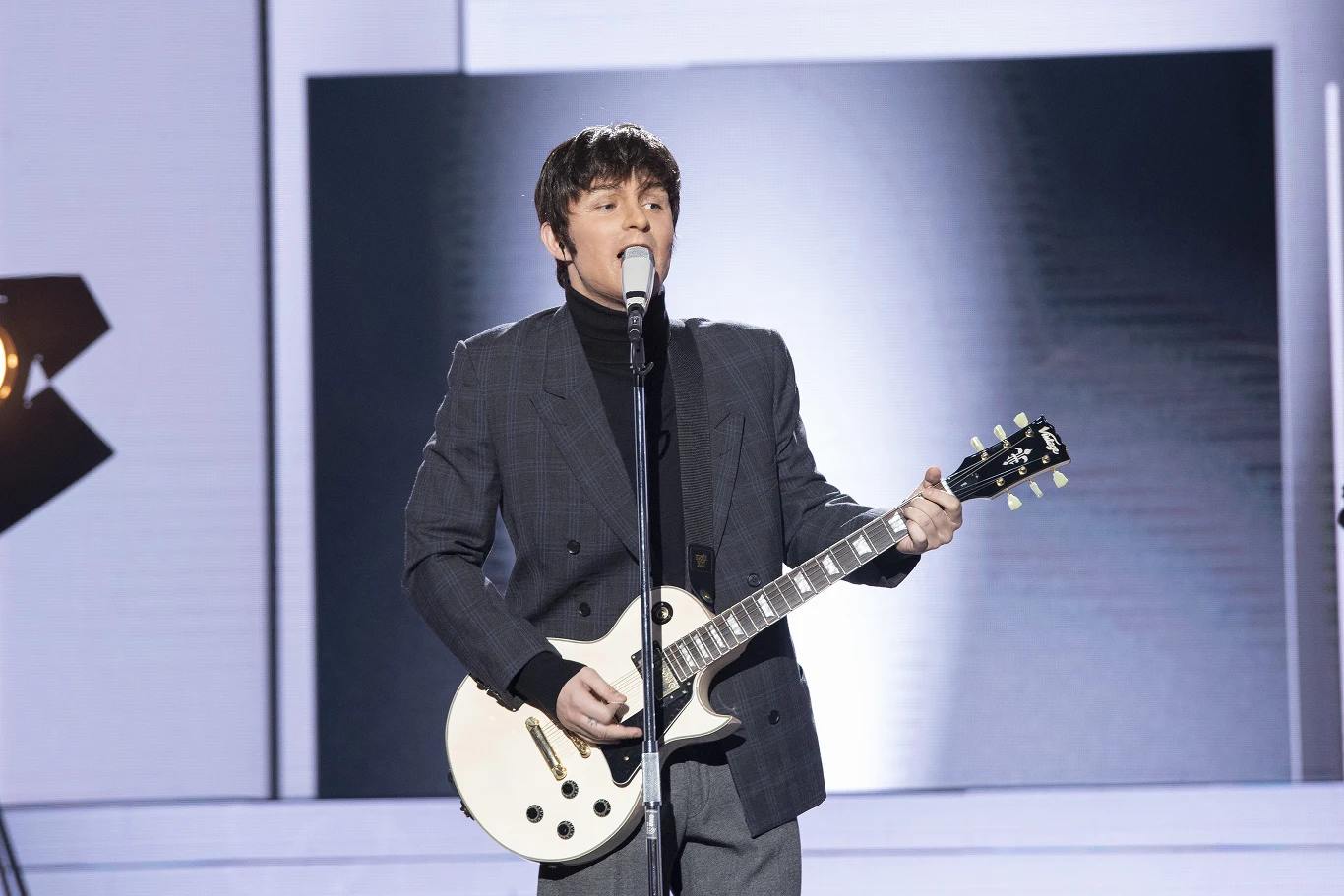 Marek Molak przeszedł transformację w Krzysztofa Klenczona z Czerwonych Gitar. Zaśpiewał "Kwiaty we włosach". - Jestem pod wielkim wrażeniem twojego występu, że zacytuję mistrza "Królika". Bo to są takie skarby, które powinniśmy ocalić od zapomnienia. I to świetne, że taki młody człowiek potrafi tak wspaniale to przekazać. A zaczęło się to od wspaniałego nastroju - pochwaliła aktora Małgorzata Walewska. 