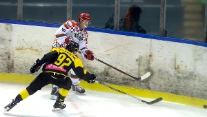 Zawodnik Zagłębia Sosnowiec Kamil Sikora (góra) i Michał Rybak (dół) z Tauronu KH GKS Katowice 