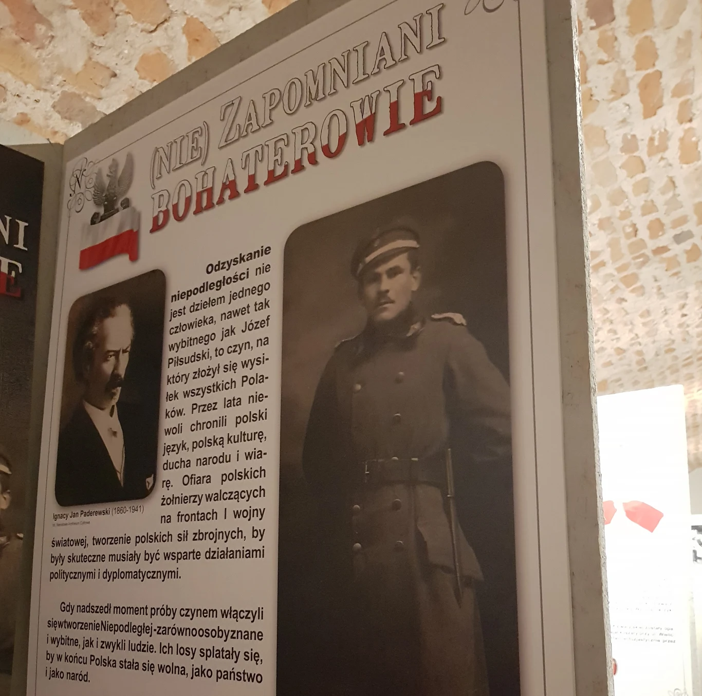 Porucznik Antoni Stawarz (na pierwszym planie). Zdjęcie z wystawy "(Nie)Zapomniani bohaterowie"