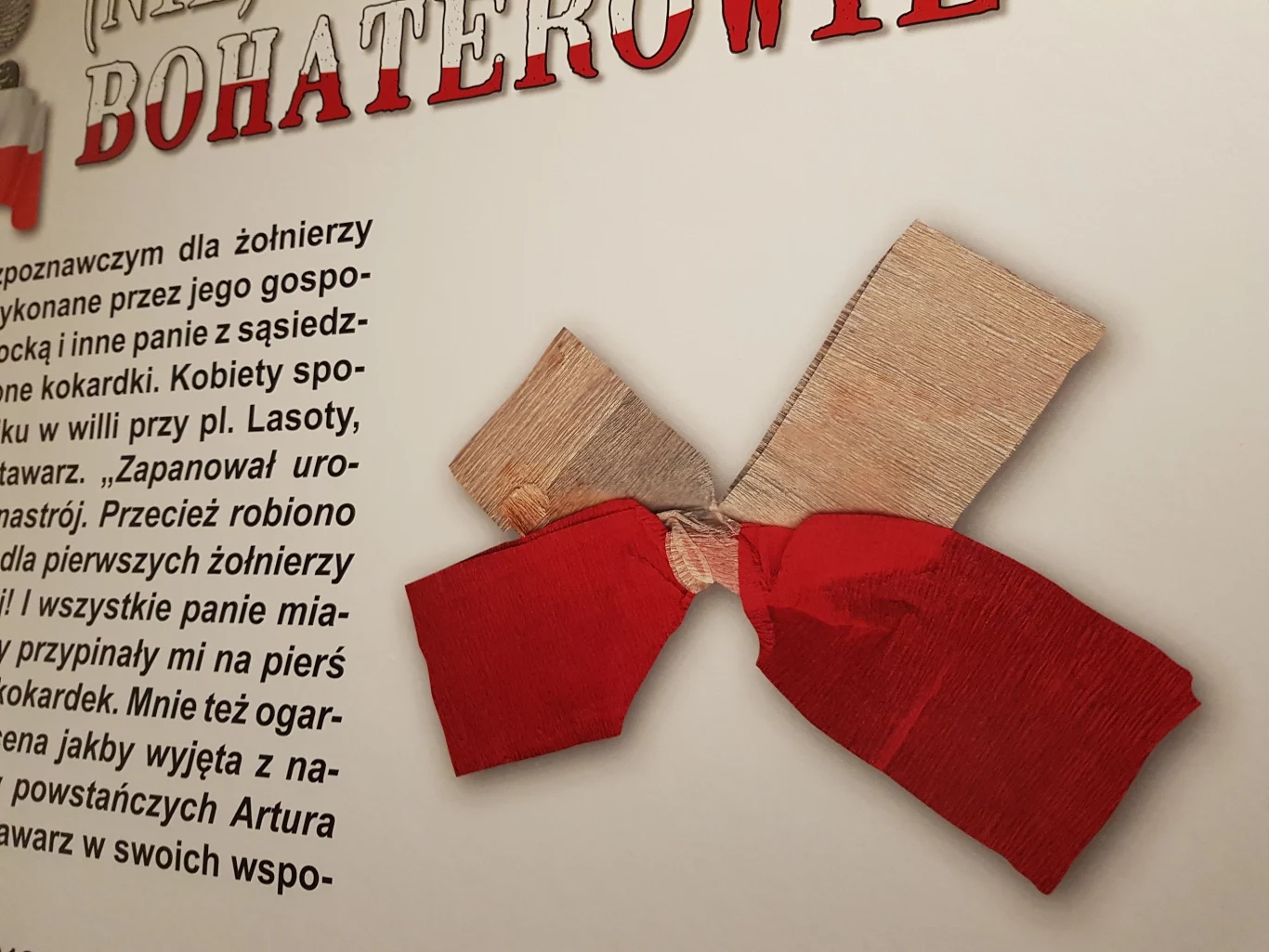 Kokarda żołnierzy por. Antoniego Stawarza (fotografia z wystawy "(Nie)Zapomniani bohaterowie")