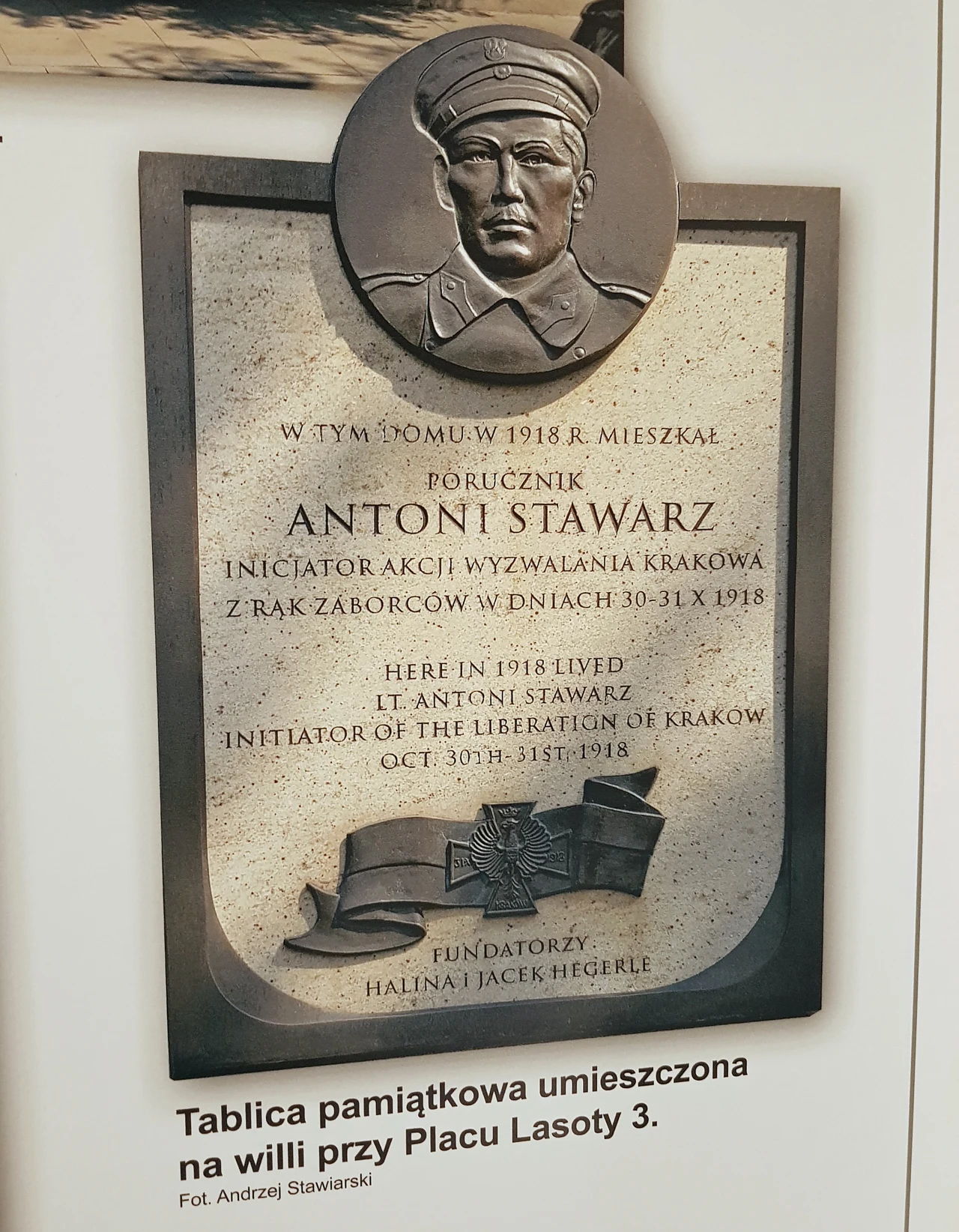 Fotografia z wystawy "(Nie)Zapomniani bohaterowie" - tablica ku czci por. Antoniego Stawarza.