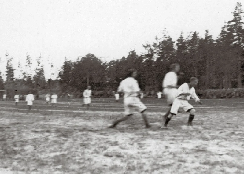 Sport rozwijał się także w warunkach wojennych. Na zdjęciu: żołnierze Legionów Polskich rozgrywają mecz piłki nożnej, 1916 r. Sport rozwijał się także w warunkach wojennych. Na zdjęciu: żołnierze Legionów Polskich rozgrywają mecz piłki nożnej, 1916 r.
