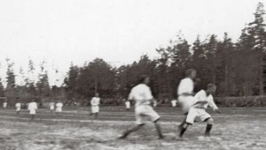 Sport rozwijał się także w warunkach wojennych. Na zdjęciu: żołnierze Legionów Polskich rozgrywają mecz piłki nożnej, 1916 r.