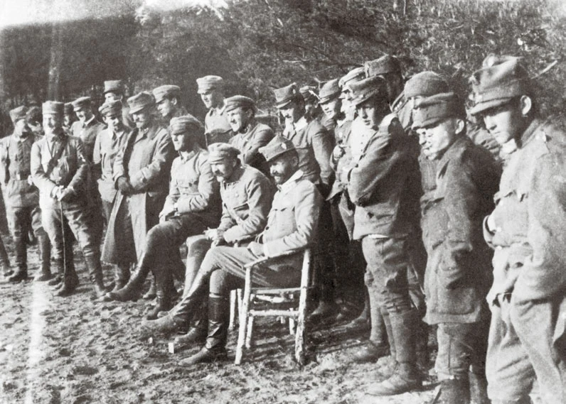 Popularną rozrywką legionistów podczas pobytu na froncie wołyńskim w 1916 r. były mecze piłki nożnej. Na zdjęciu Józef Piłsudski kibicuje grającym. Od lewej siedzą: ppłk Andrzej Galica, brygadier Piłsudski i ppłk Bolesław Roja. Popularną rozrywką legionistów podczas pobytu na froncie wołyńskim w 1916 r. były mecze piłki nożnej. Na zdjęciu Józef Piłsudski kibicuje grającym. Od lewej siedzą: ppłk Andrzej Galica, brygadier Piłsudski i ppłk Bolesław Roja.