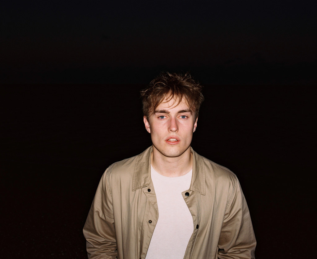 - Jeśli ten utwór pozwoli komuś się otworzyć, to najlepsze, co może się wydarzyć" - mówi Sam Fender, autor piosenki "Dead Boys"