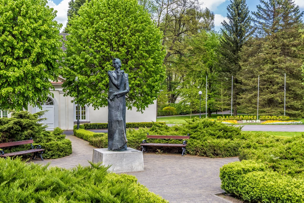 Duszniki Dwór. W tym uzdrowisku w pensjonacie zwanym  „Domem Bürgla”,  16-letni Fryderyk leczył  się latem 1826 roku.