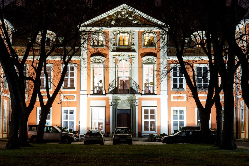 Pałac Czapskich/Krasińskich w Warszawie. Na górze już jest pokój mający mi służyć ku wygodzie. Tam mam mieć stary fortepian, stare biurko, tam ma być kąt schronienia  dla mnie – pisał o swoim ostatnim polskim mieszkaniu Chopin.