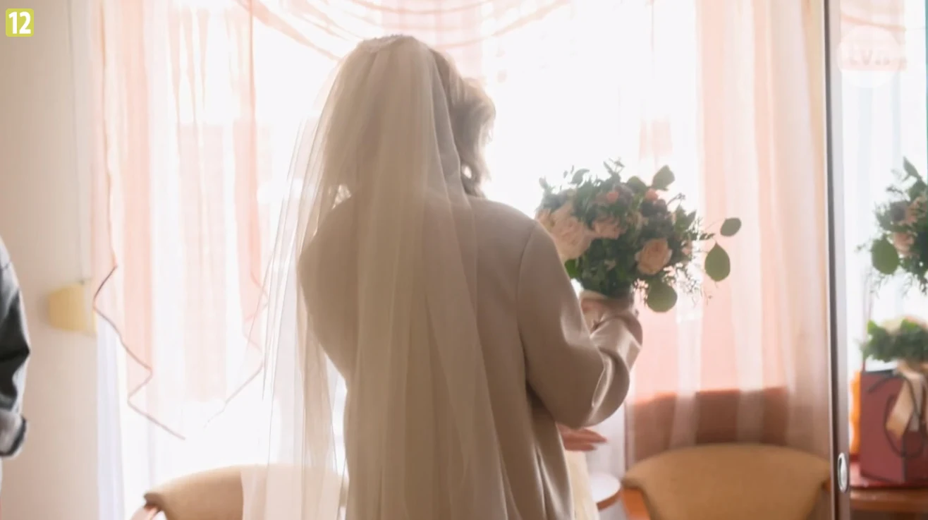 Panna młoda założyła dopasowaną suknię i długi welon Panna młoda założyła dopasowaną suknię i długi welon