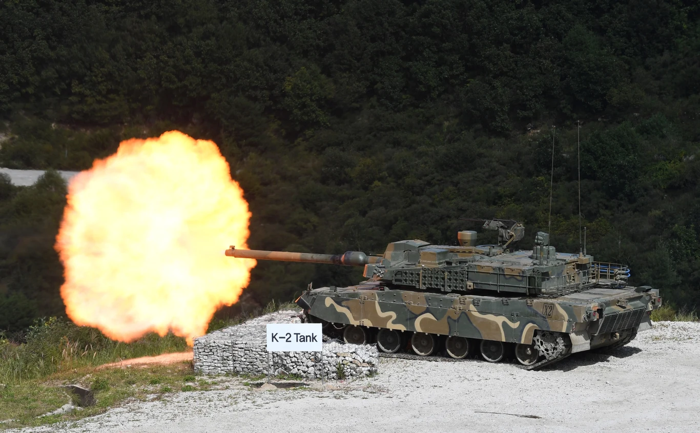 Czołg K2 na pozycji ogniowej podczas ćwiczeń koreańskiej armii Czołg K2 na pozycji ogniowej podczas ćwiczeń koreańskiej armii