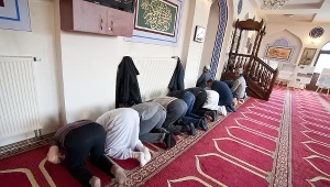 Muzułmanie modlą się w meczecie w Warszawie, zdjęcie ilustracyjne