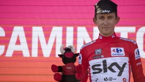 Michał Kwiatkowski w koszulce lidera wyścigu Vuelta a Espana