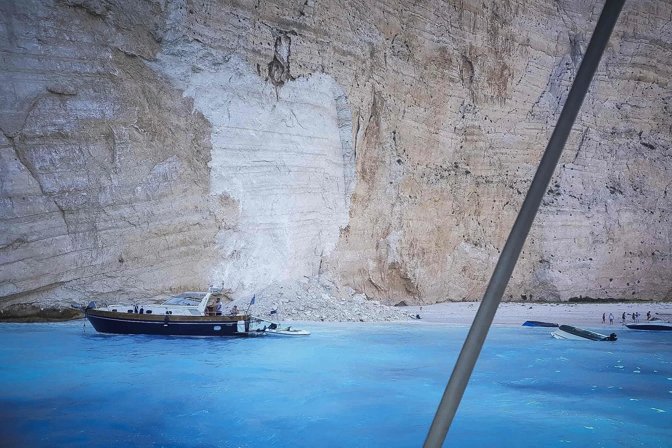 Na słynnej plaży Nawajo na wyspie Zakynthos doszło w czwartek (13 września) do tragicznego wypadku. Część stromego klifu osunęła się na plażę. Ranna została jedna osoba.