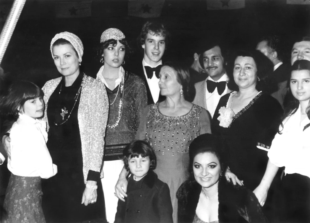 Księżna Monako Grace z dziećmi na Festiwalu Cyrkowym w 1974 roku 