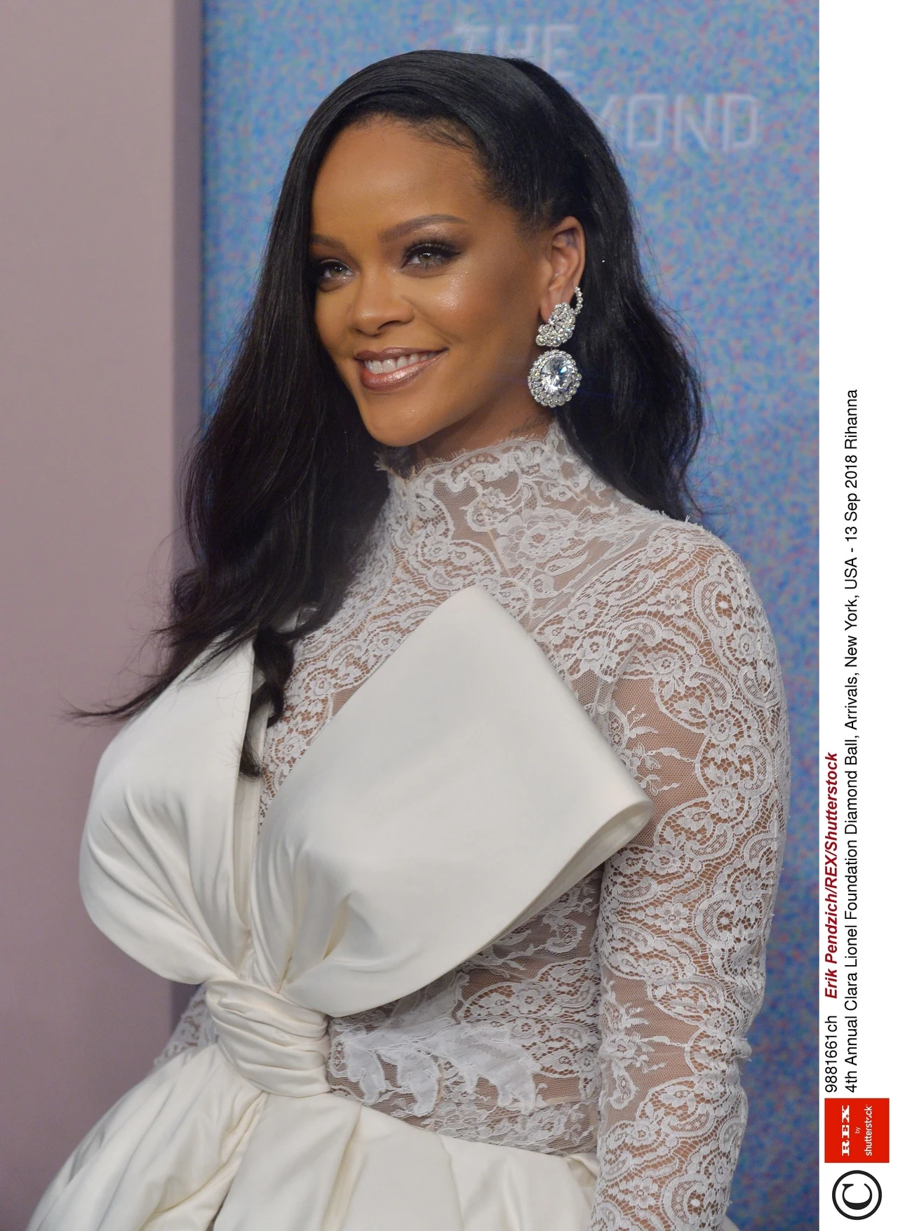 W czwartek, 13 września, w Cipriani na Wall Street w Nowym Jorku odbyła się czwarta coroczna gala dobroczynna Diamond Ball organizowana przez fundację Rihanny, Clara Lionel Foundation. Poprzez swoją działalność wokalistka chce pomagać w zdobywaniu wiedzy młodzieży w USA, jej rodzinnym Barbadosie, Brazylii, Kubie, Haiti, Gujanie oraz Jamajce. To właśnie na ten cel zbierane są pieniądze podczas Diamond Ball. W ubiegłym roku gośćmi Rihanny byli Kendrick Lamar i Calvin Harris, a rolę gospodarza pełnił Dave Chappelle. Barack Obama przemawiał za pośrednictwem łącza wideo. Aukcja przedmiotów podarowanych przez Rihannę i Jaya-Z przyniosła 840 tysięcy dolarów. Zobaczcie, kto tym razem pojawił się na imprezie! W czwartek, 13 września, w Cipriani na Wall Street w Nowym Jorku odbyła się czwarta coroczna gala dobroczynna Diamond Ball organizowana przez fundację Rihanny, Clara Lionel Foundation. Poprzez swoją działalność wokalistka chce pomagać w zdobywaniu wiedzy młodzieży w USA, jej rodzinnym Barbadosie, Brazylii, Kubie, Haiti, Gujanie oraz Jamajce. To właśnie na ten cel zbierane są pieniądze podczas Diamond Ball. W ubiegłym roku gośćmi Rihanny byli Kendrick Lamar i Calvin Harris, a rolę gospodarza pełnił Dave Chappelle. Barack Obama przemawiał za pośrednictwem łącza wideo. Aukcja przedmiotów podarowanych przez Rihannę i Jaya-Z przyniosła 840 tysięcy dolarów. Zobaczcie, kto tym razem pojawił się na imprezie!