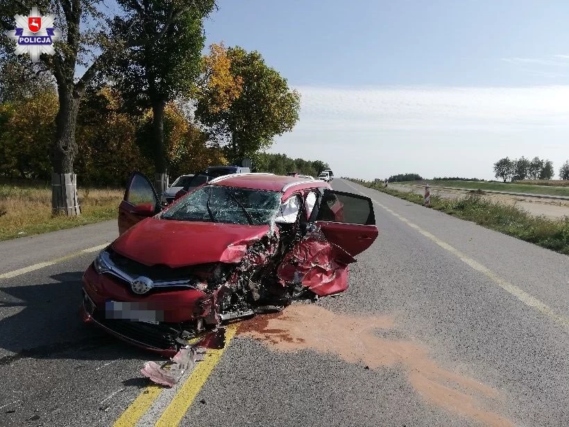 Samochód został kompletnie zniszczony, ale kierowca - tylko niegroźnie ranny