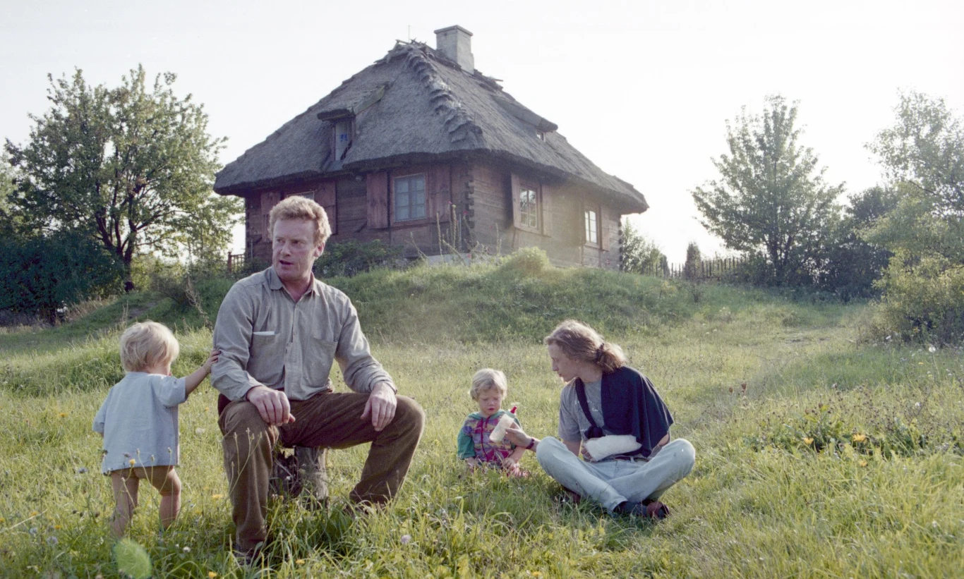 Daniel Olbrychski przed swoim domem w Mięćmierzu z synem Rafałem i wnukami, 1994 r.