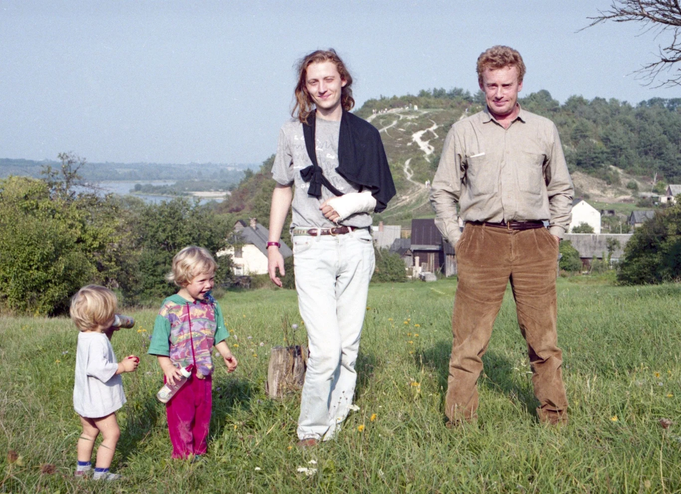 Daniel Olbrychski z synem Rafałem i wnukami w Mięćmierzu, 1994 r.