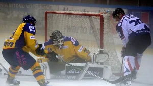 Mgła na lodowisku w Nowym Targu. Hokeista TatrySki Podhala Nowy Targ Krzysztof Zapała (L) i bramkarz Przemysław Odrobny (C) oraz Jarosław Dołęga (P) z Nesty Mires Toruń 