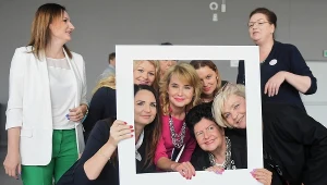 Była europosłanka SLD Joanna Senyszyn pozuje do pamiątkowego zdjęcia z uczestniczkami podczas Ogólnopolskiego Forum Kobiet Lewicy