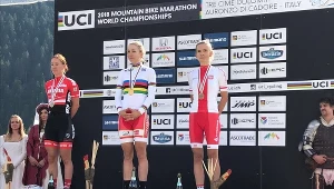 Maja Włoszczowska na podium MŚ w maratonie MTB; źródło: Kornel Osicki/ Kross Racing Team