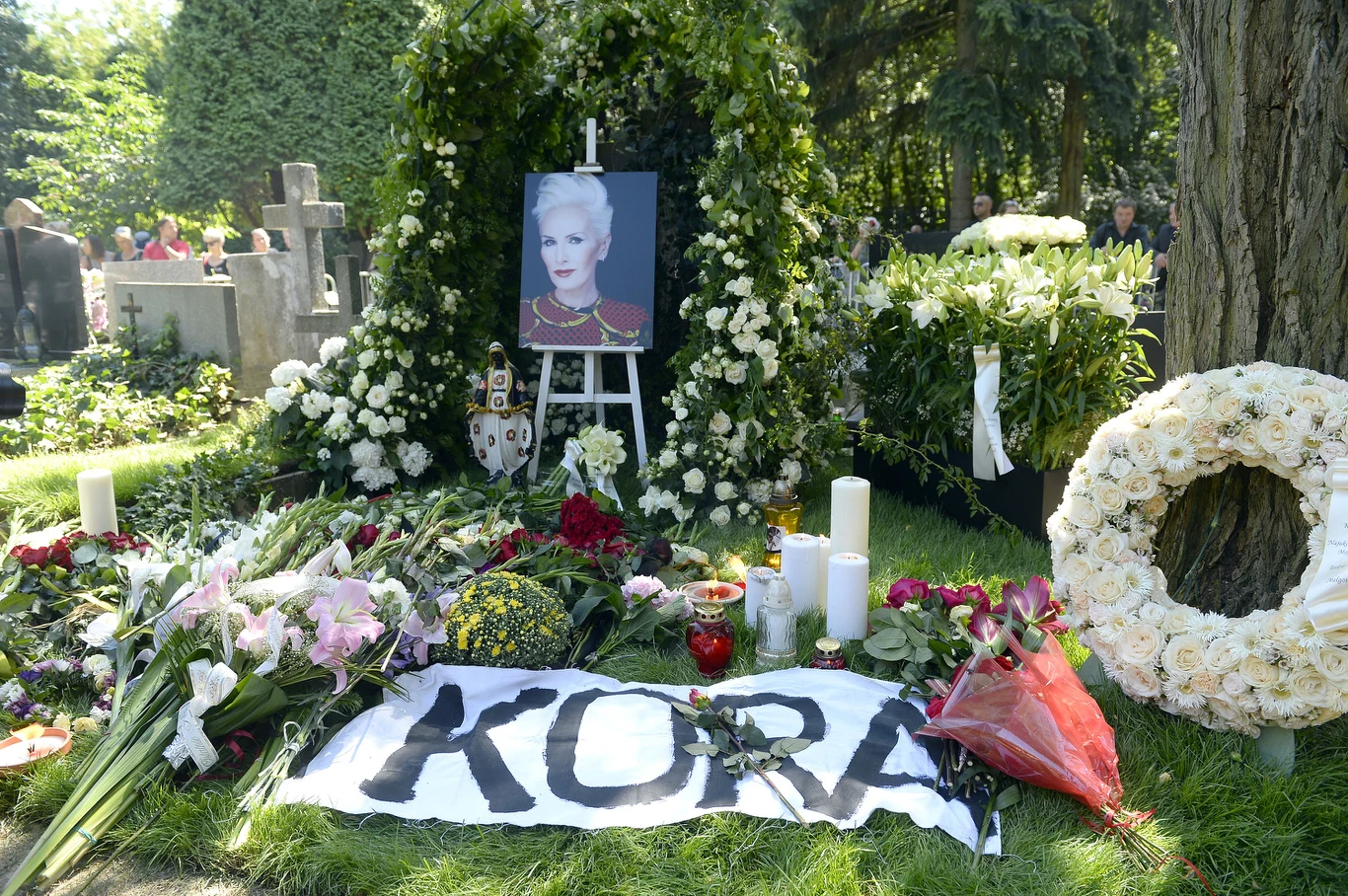 ...i w dniu pogrzebu. Wciąż przybywa na nim świeżych kwiatów i zniczy ...i w dniu pogrzebu. Wciąż przybywa na nim świeżych kwiatów i zniczy