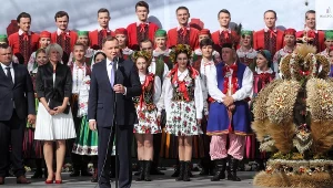 Prezydent RP Andrzej Duda (front) uczestniczy w Ceremoniale Dożynkowym na stadionie COS w Spale podczas Dożynek Prezydenckich / fot. Roman Zawistowski