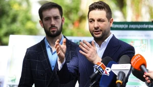  Kandydat Zjednoczonej Prawicy na prezydenta Warszawy Patryk Jaki (P) podczas konferencji prasowej