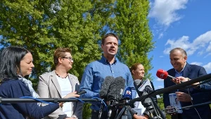 Liderzy Koalicji Obywatelskiej Grzegorz Schetyna (P), Katarzyna Lubanuer (2L), Barbara Nowacka (2P) oraz poseł Platformy Obywatelskiej, kandydat na prezydenta Warszawy Rafał Trzaskowski (C) 