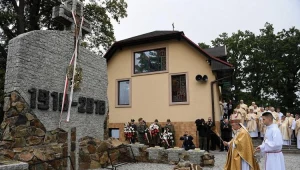 Metropolita szczecińsko-kamieński abp Andrzej Dzięga (2P) podczas odsłonięcia pomnika z okazji 100. rocznicy odzyskania przez Polskę niepodległości w Strachocinie