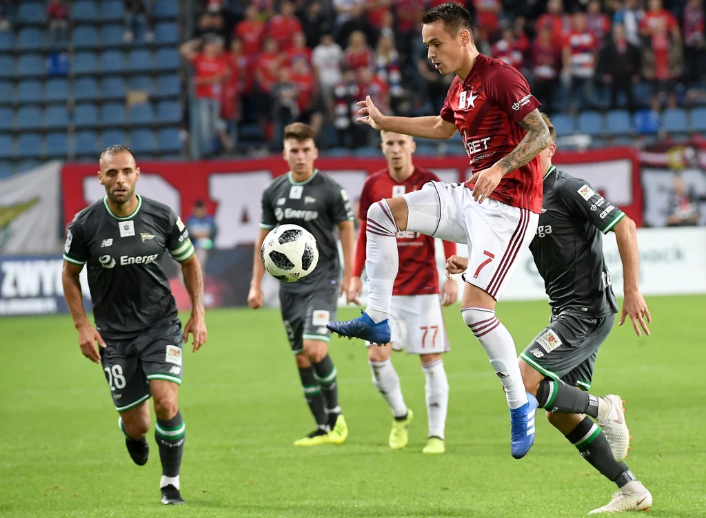 Dawid Kort, sprowadzony przez trenera Macieja Stolarczyka z Pogoni Szczecin, jest reżyserem gry Wisły. Dawid Kort, sprowadzony przez trenera Macieja Stolarczyka z Pogoni Szczecin, jest reżyserem gry Wisły.