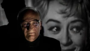 Stanisław Janicki na tle portretu Giulietty Masiny   