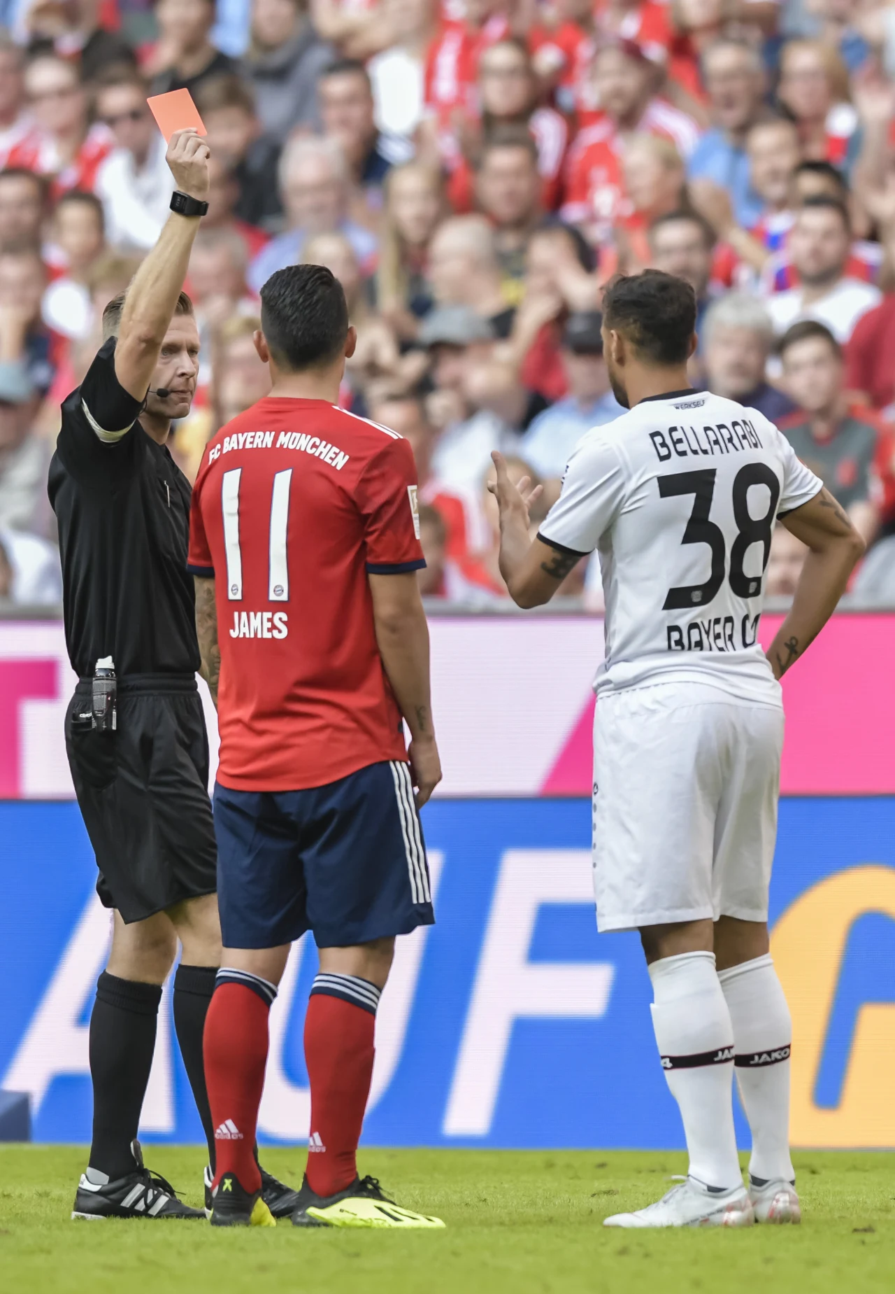 Karim Bellarabi został ukarany czerwoną kartką w meczu z Bayernem Karim Bellarabi został ukarany czerwoną kartką w meczu z Bayernem