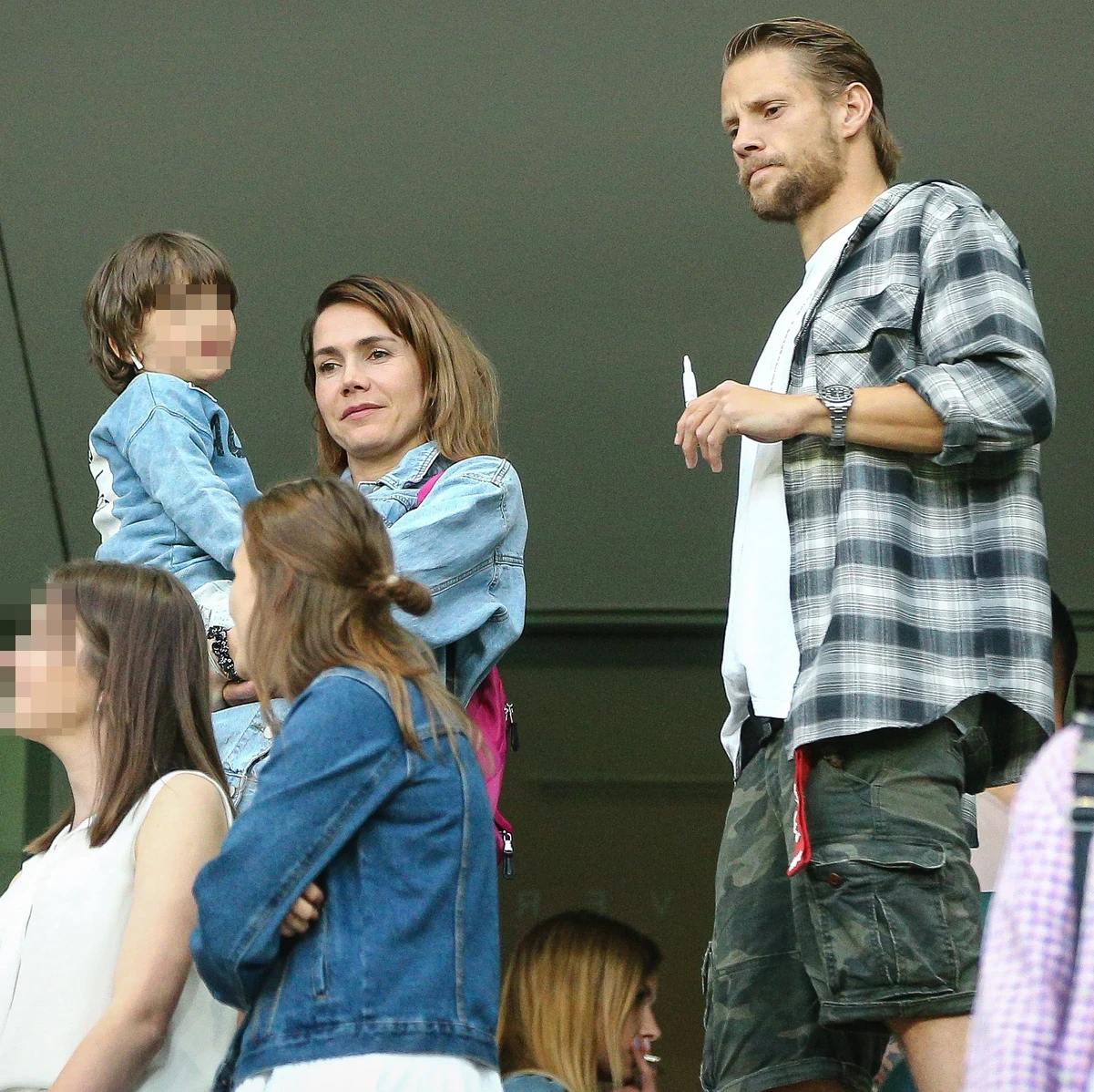 Olga Bołądź z synem Brunem i Sebastian Fabijański