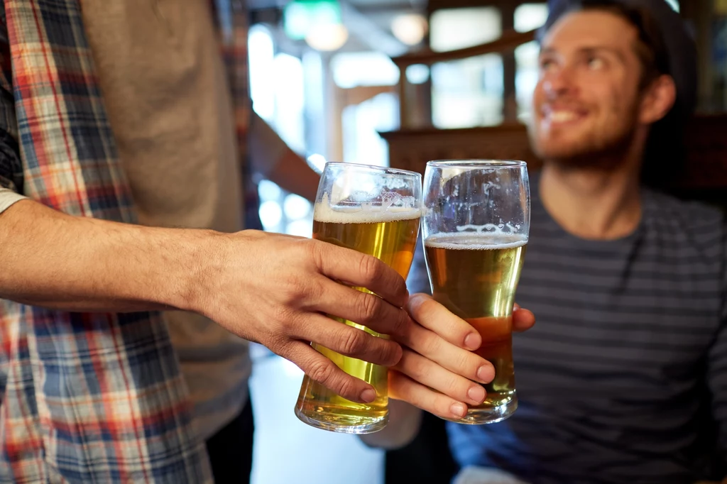 Nie lubimy być namawiani do picia alkoholu. Młodzi Polacy bardzo na nie narzekają