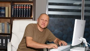 Mariusz Jakus jako Rafał Walczak na planie serialu "Ślad", fot. Polsat WBF