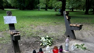 Znicze i kwiaty w miejscu wypadku. "Tu zginęła 6-miesięczna Lilianka. Jej matka walczy o życie"