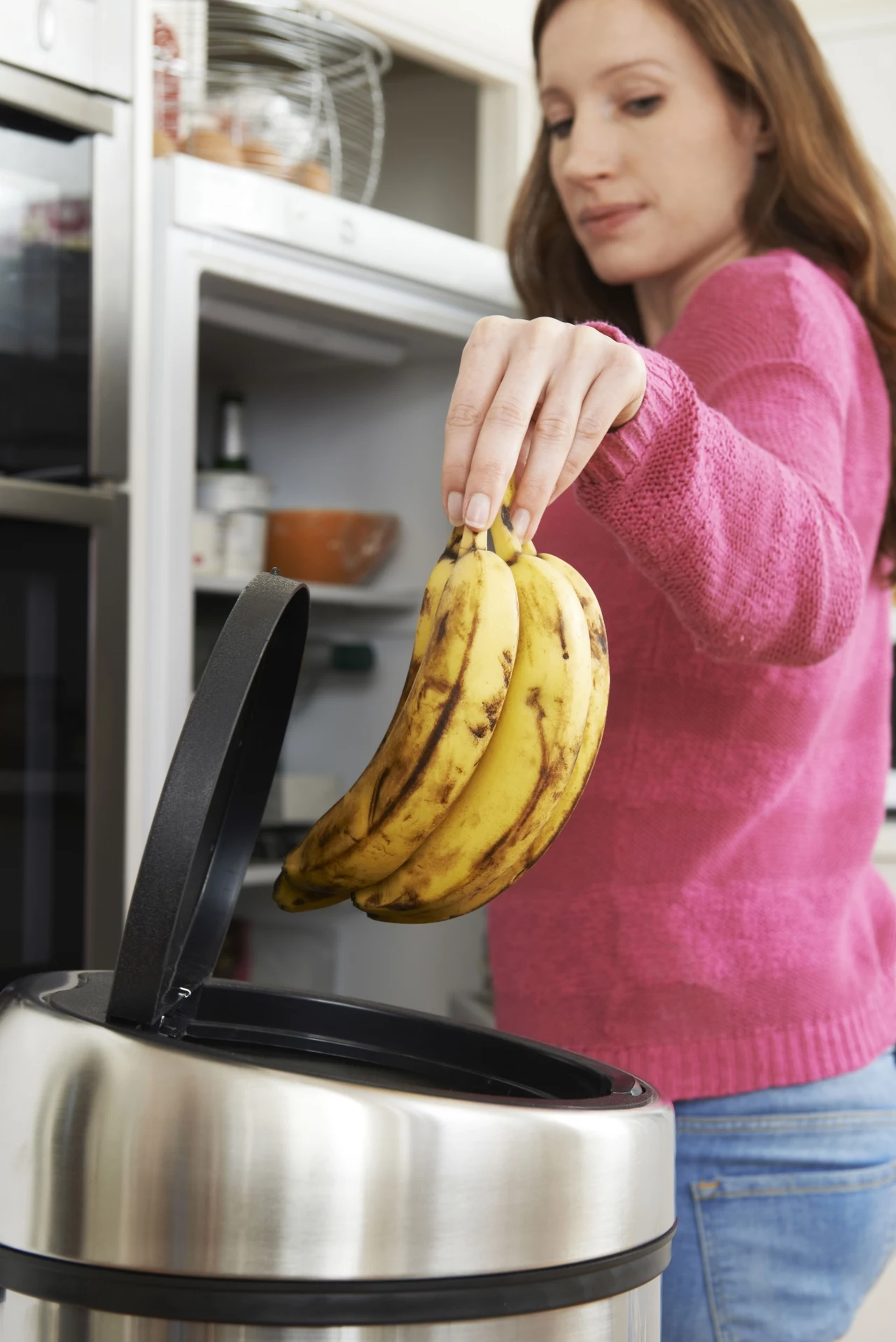 Wystarczy owinąć końcówki bananów folią spożywczą. Plamy nie pojawią się na skórce owocu