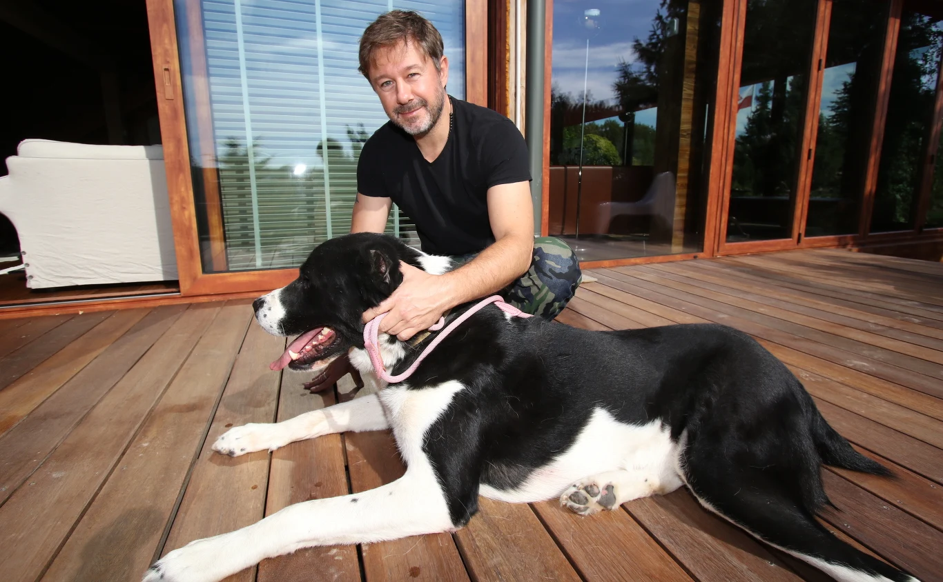 Andrzej "Piasek" Piaseczny z pieskiem Andrzej "Piasek" Piaseczny z pieskiem