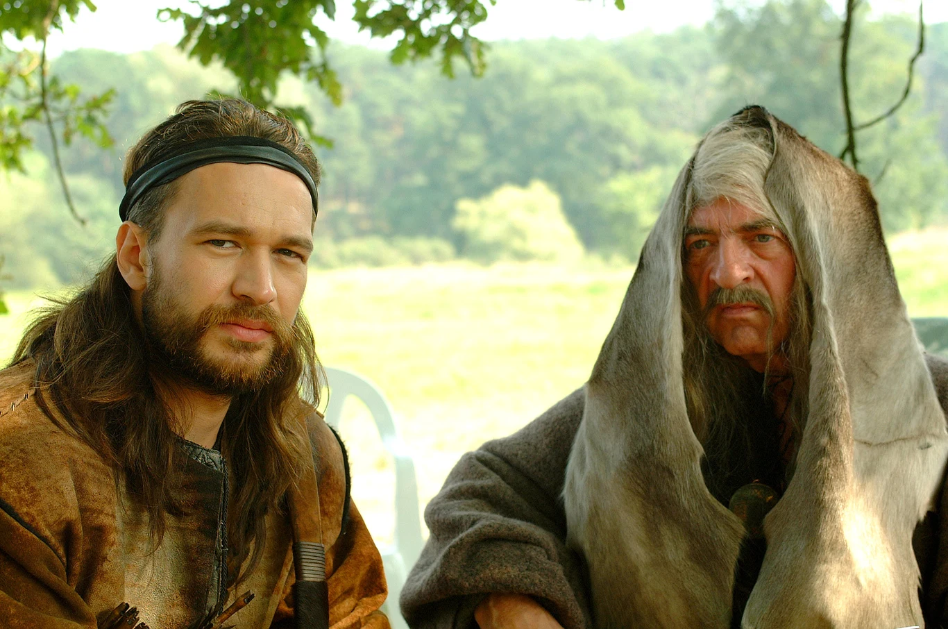 Film jest luźną adaptacją najpoczytczniejszej powieści Józefa Ignacego Kraszewskiego "Stara baśń" (1876). Powieść przedstawia - zgodnie ze współczesnym Kraszewskiemu stanem wiedzy - proces kształtowania się polskiej państwowości oraz obejmowania władzy przez stojącego na czele Polan legendarnego Piasta.

Na zdjęciu: Michał Żebrowski i Jerzy Trela na planie filmu "Stara baśń"