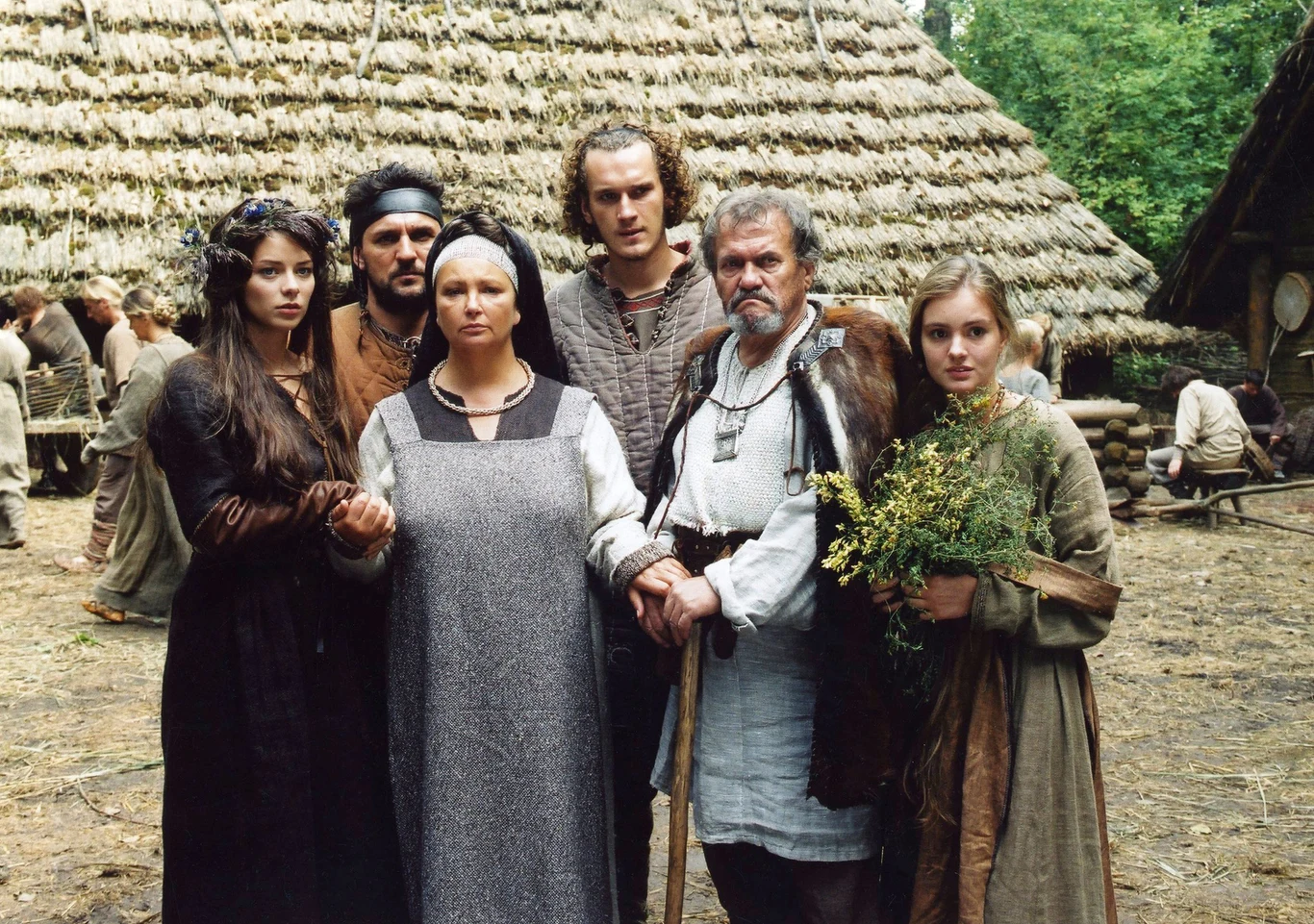 Bohaterów filmu zagrali: ukraiński aktor Bohdan Stupka (Popiel), Małgorzata Foremniak (Księżna, żona Popiela), Michał Żebrowski (Ziemek), Daniel Olbrychski (Piastun), Ewa Wiśniewska (wiedźma Jarucha), Anna Dymna (Jaga, żona Wisza, matka Dziwy).

Na zdjęciu: Anna Dymna, Maria Niklińska, Marina Aleksandrowa, Ryszard Filipski