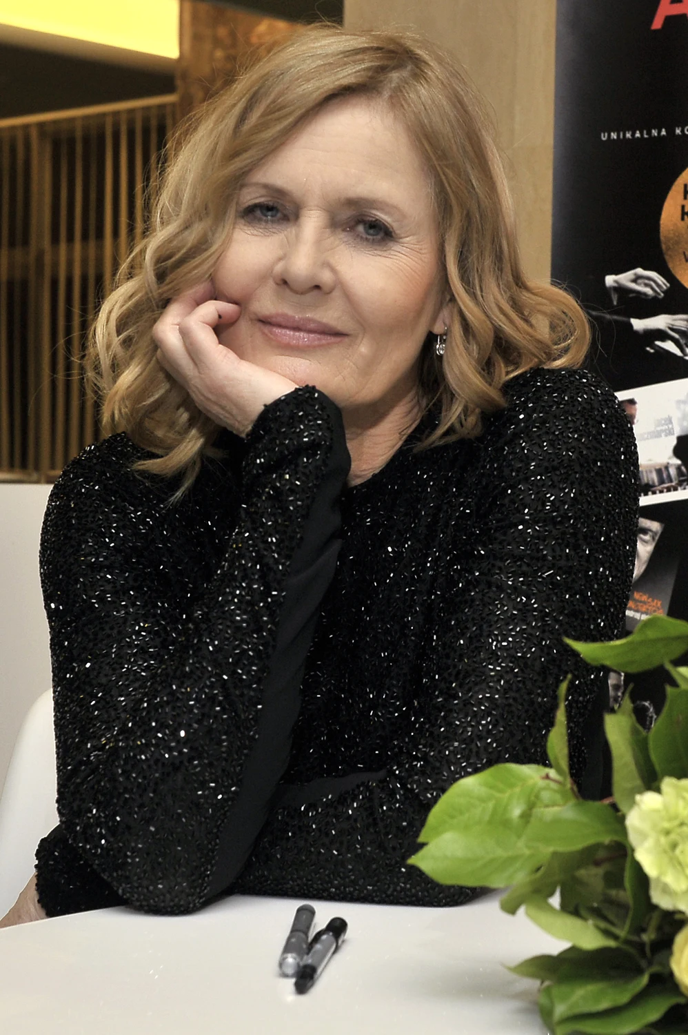 Szapołowska jest również autorką trzech książek: autobiograficznych "Zapomniałam o tobie" i "Ścigając pamięć" oraz zbioru opowiadań "Poza mną".

Mimo iż ostatnio rzadziej pojawia się na dużym ekranie, planuje jednak stanąć po drugiej stronie kamery. Jej debiutem reżyserskim nie będzie jednak film ani produkcja telewizyjna. - Prawdopodobnie w przyszłym sezonie będę reżyserować operę, więc przechodzę na reżyserię, stanę po drugiej stronie kamery - zapowiada Szapołowska.