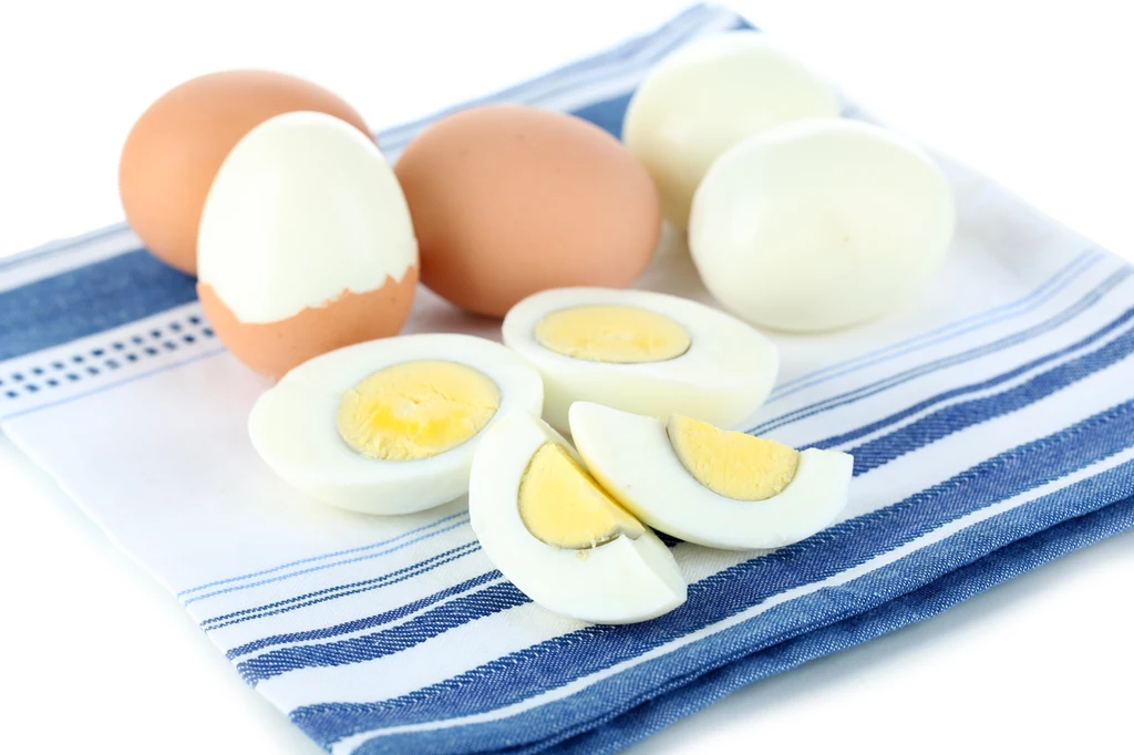 Jajko gotowane zbyt długo ma sinozieloną otoczkę wokół żółtka  