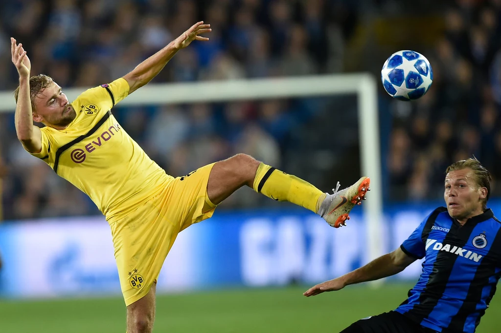 Marcel Schmelzer (z lewej) walczy o piłkę z Ruudem Vormerem