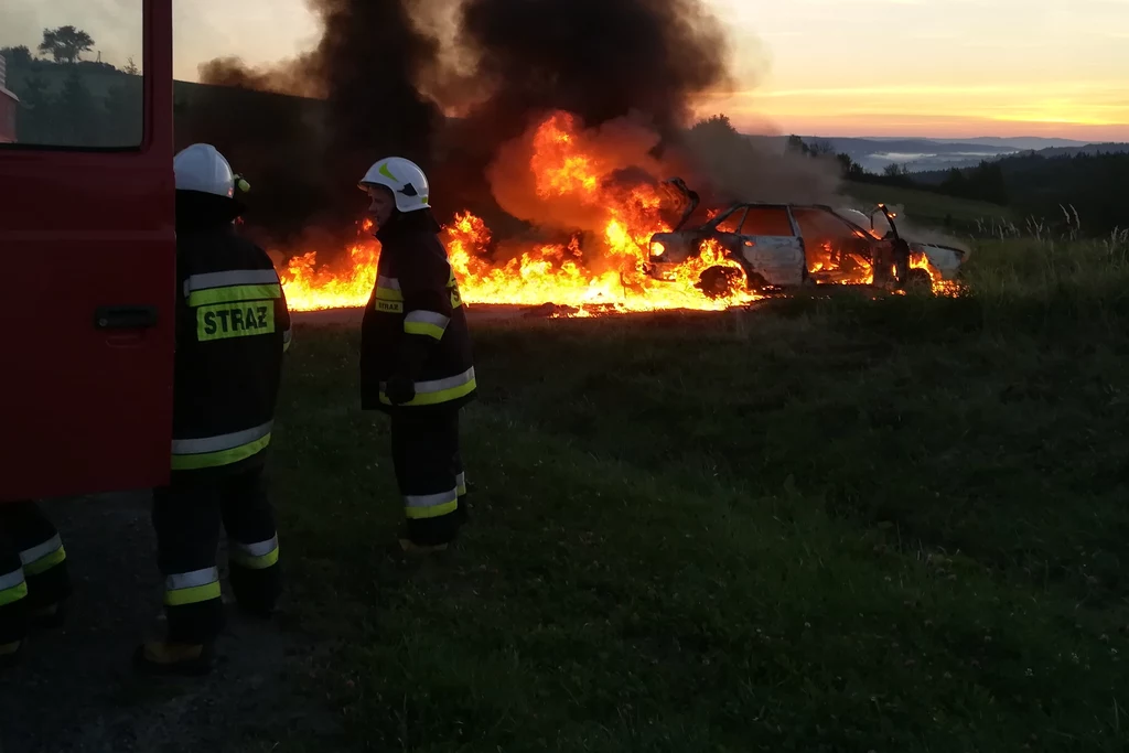 Kierowca nie mógł się wydostać z płonącego samochodu.